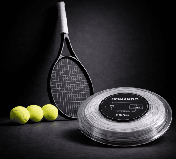 Raquette, balles et bobine de cordage de tennis Comando